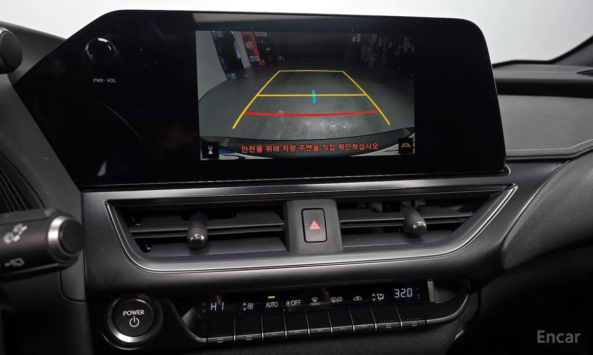 Фото 15 - Lexus UX