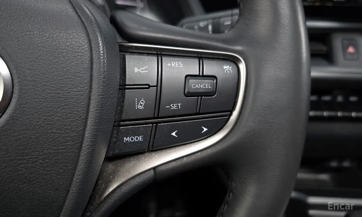 Фото 16 - Lexus UX