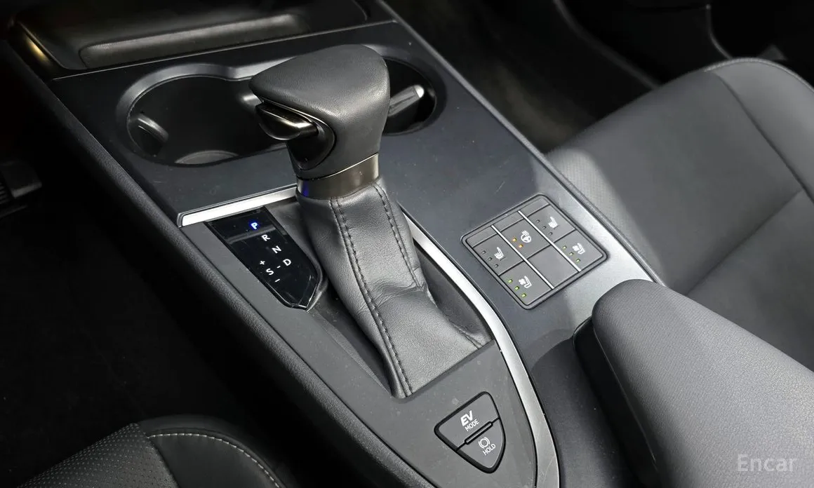 Фото 9 - Lexus UX