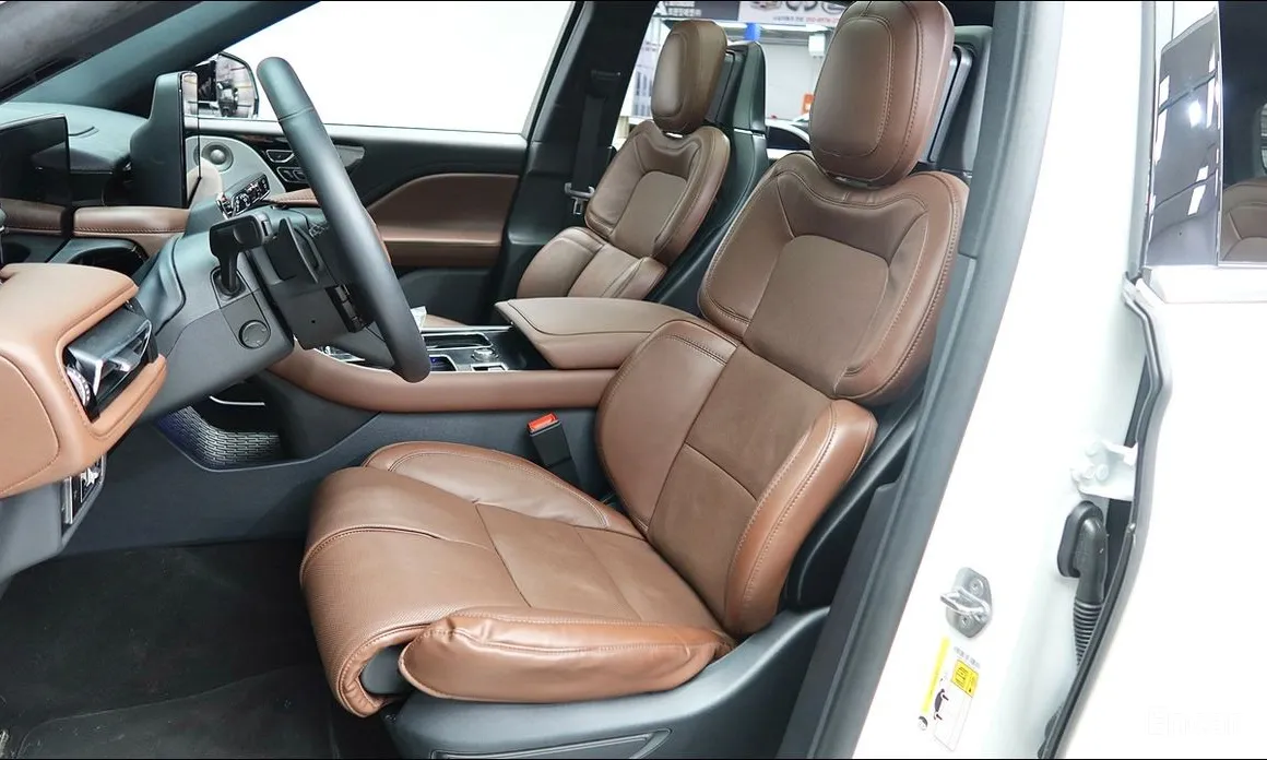 Фото 8 - Lincoln Aviator