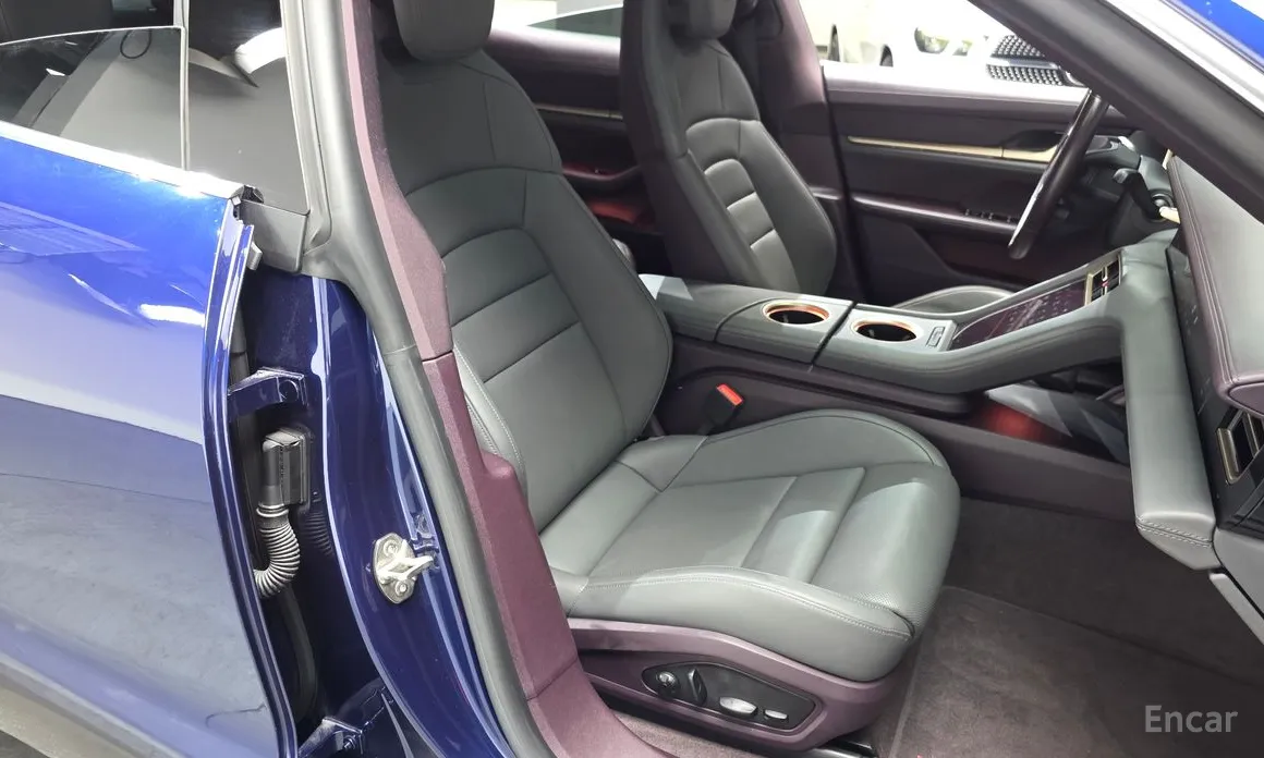 Фото 10 - Porsche Taycan