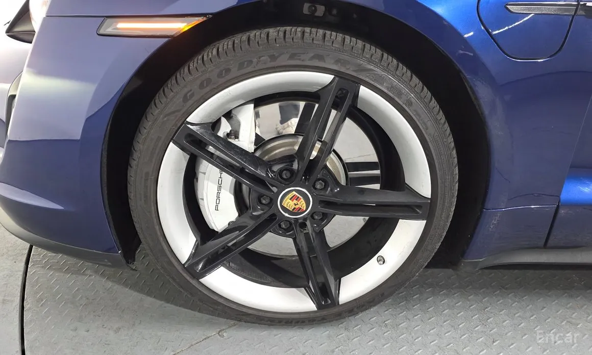 Фото 5 - Porsche Taycan