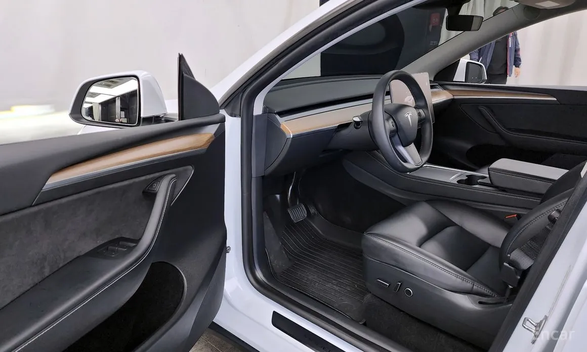 Photo 10 - Tesla Model Y