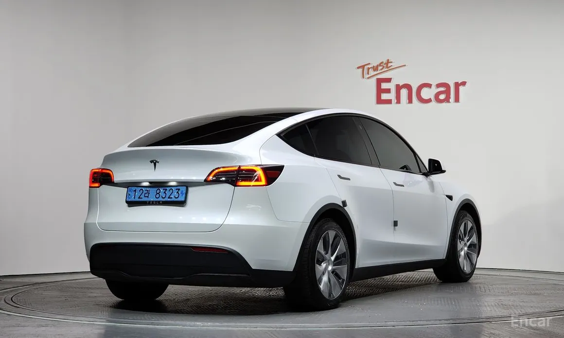 Photo 2 - Tesla Model Y