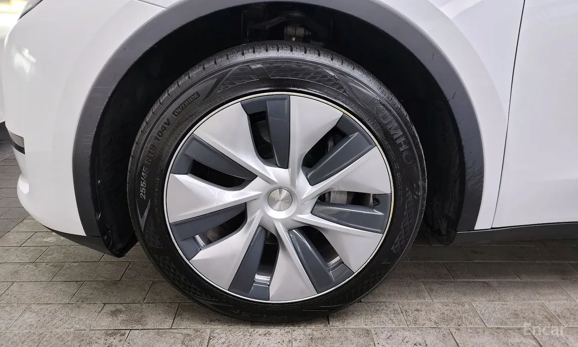 Photo 5 - Tesla Model Y