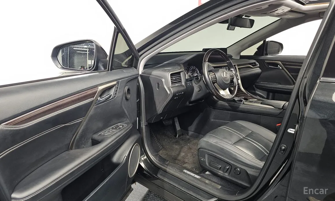 Фото 10 - Lexus RX