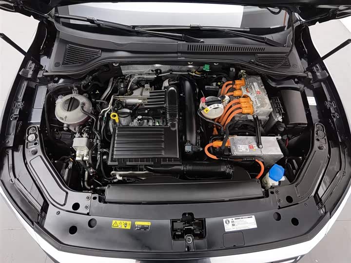 Фото 6 - Volkswagen Passat Hybrid