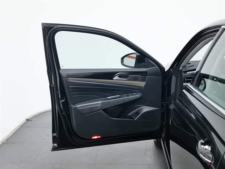 Фото 8 - Volkswagen Passat Hybrid