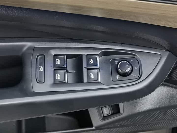 Фото 9 - Volkswagen Passat Hybrid