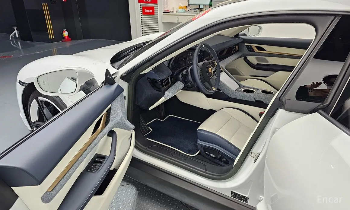 Фото 11 - Porsche Taycan
