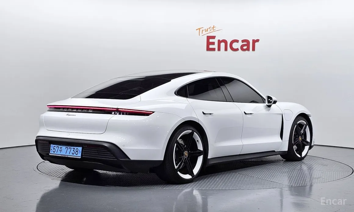 Фото 2 - Porsche Taycan