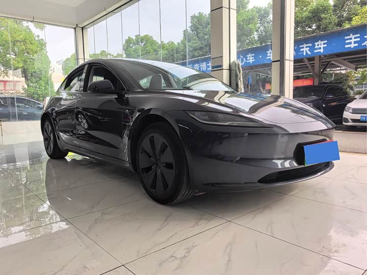 Фото 3 - Tesla Model 3