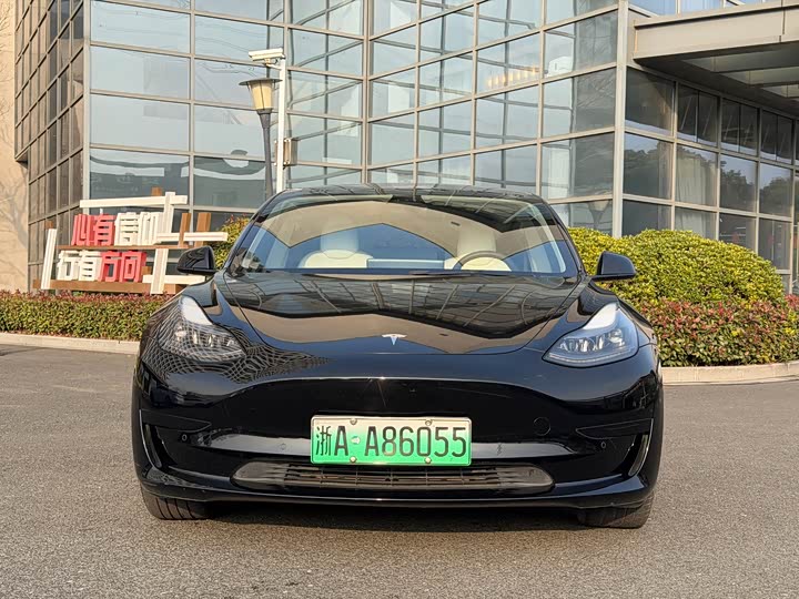 Фото 2 - Tesla Model 3