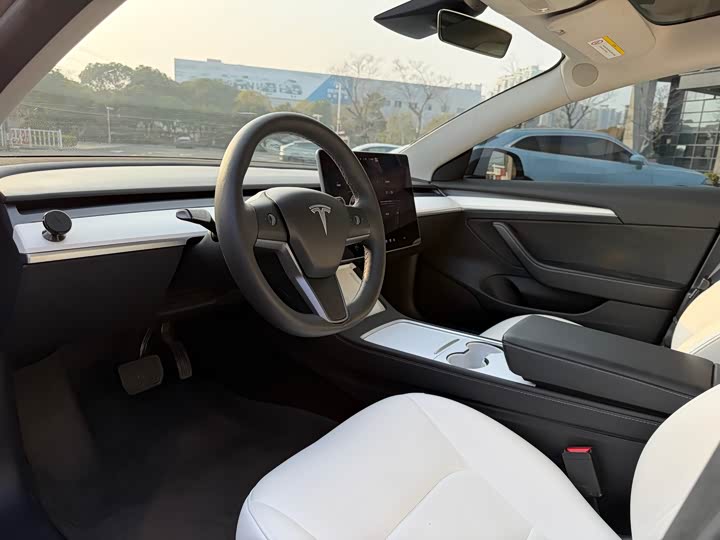 Фото 4 - Tesla Model 3