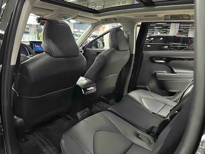 Фото 2 - Toyota Highlander