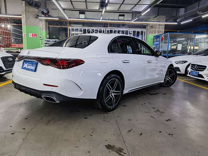 Фото 4 - Mercedes-Benz E-Class