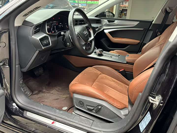 Фото 9 - Audi A7L