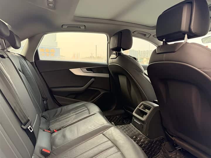 Фото 6 - Audi A4L