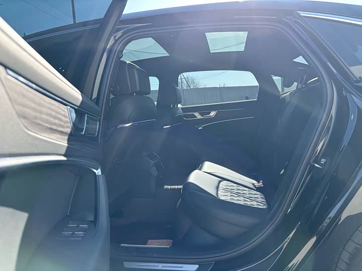 Фото 8 - Audi A6L