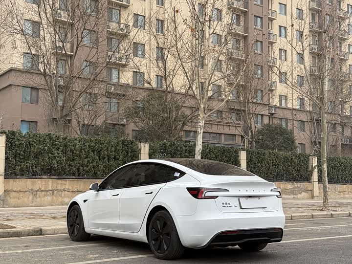 Фото 4 - Tesla Model 3