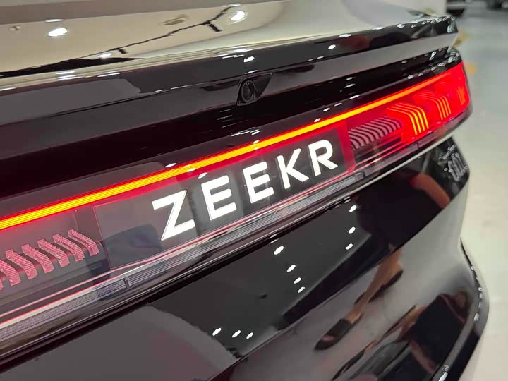 Фото 8 - Zeekr 001