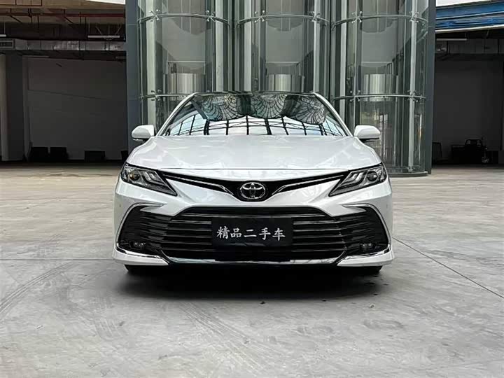Фото 2 - Toyota Camry