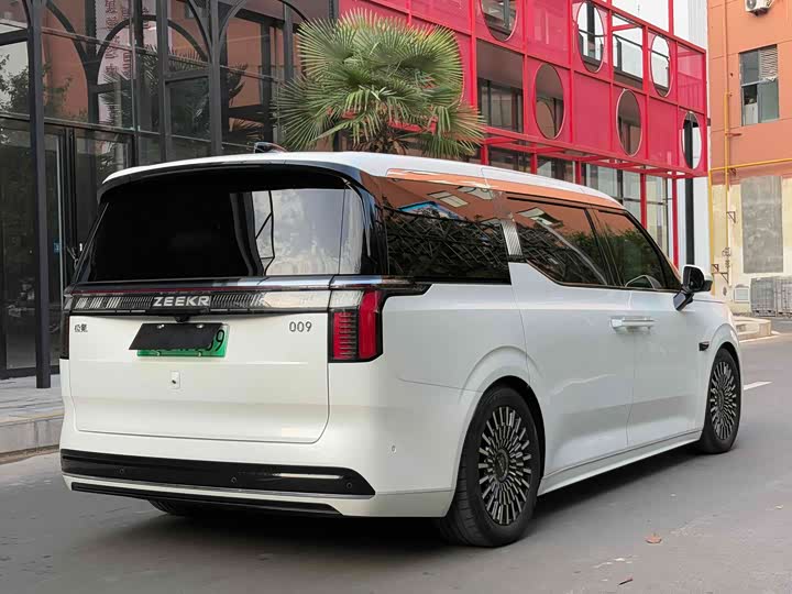 Фото 9 - Zeekr 009