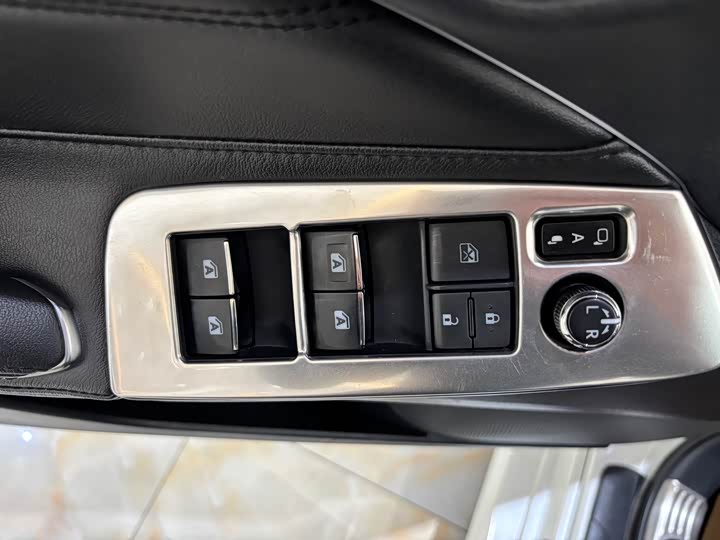 Фото 8 - Toyota Avalon