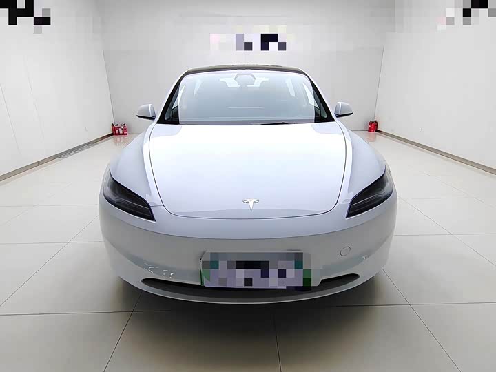 Фото 2 - Tesla Model 3