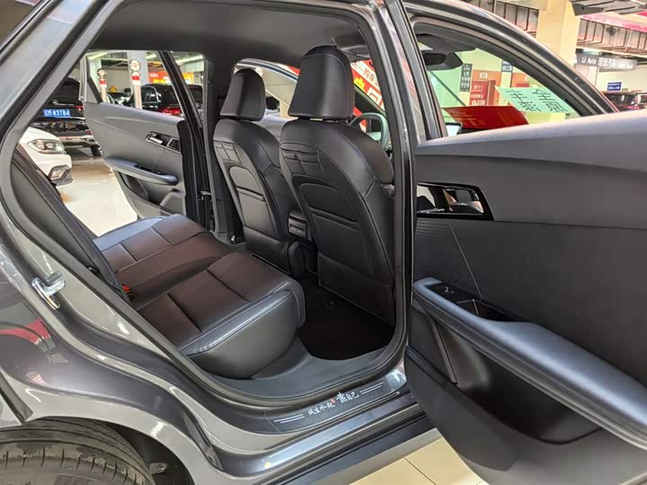 Фото 8 - MG Motor 4 EV