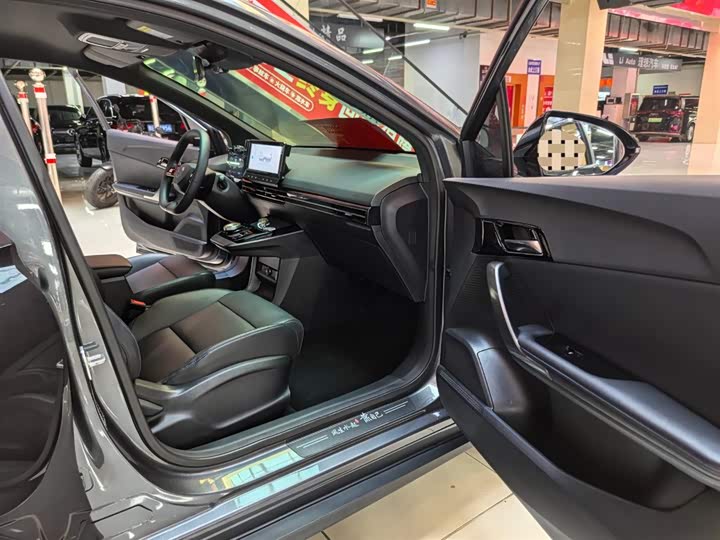 Фото 9 - MG Motor 4 EV