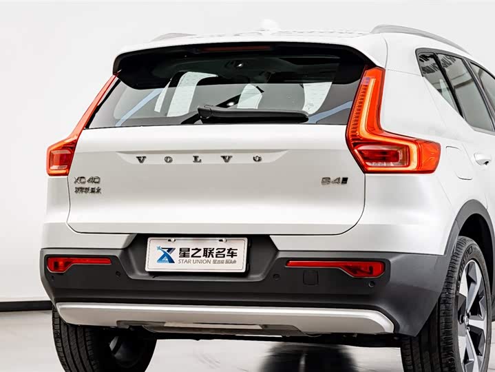 Фото 8 - Volvo XC40