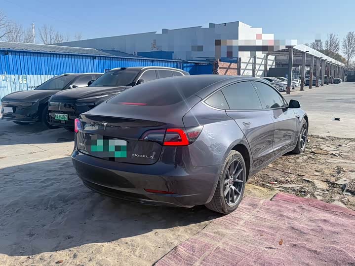 Фото 4 - Tesla Model 3