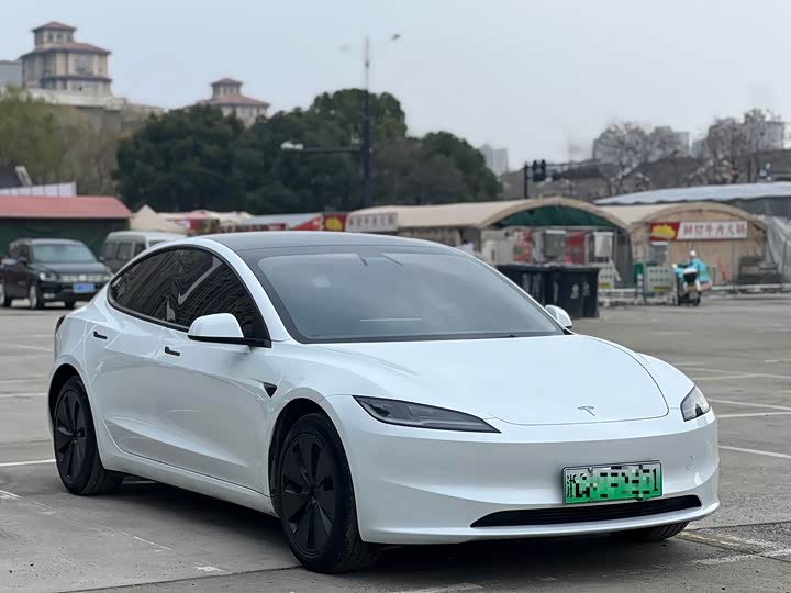 Фото 3 - Tesla Model 3