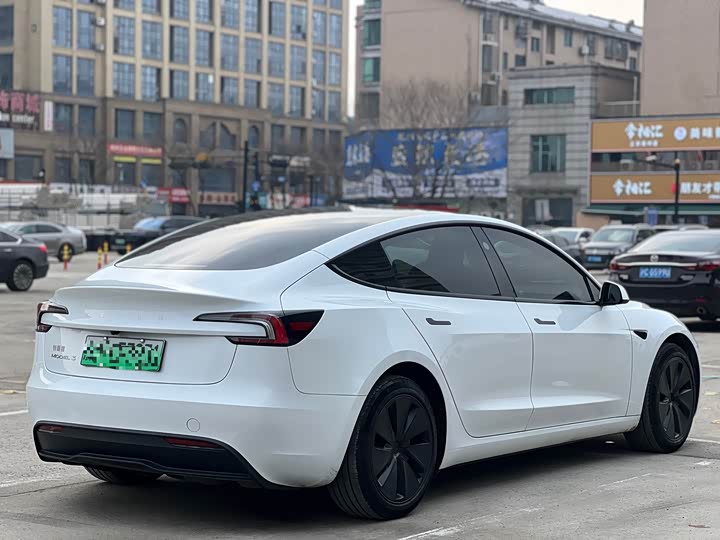 Фото 4 - Tesla Model 3