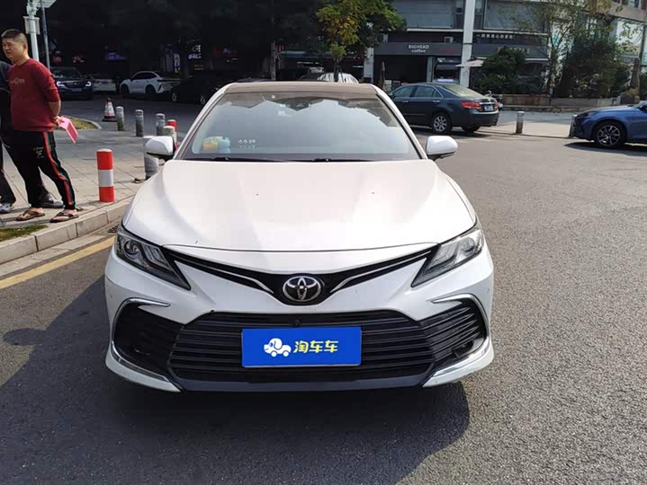 Фото 2 - Toyota Camry