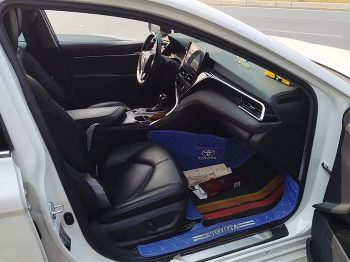 Фото 8 - Toyota Camry