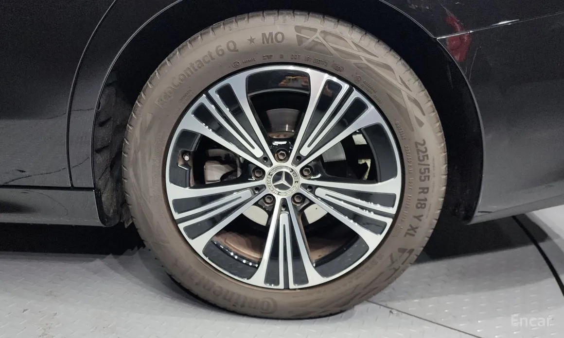 Фото 5 - Mercedes-Benz E-Class