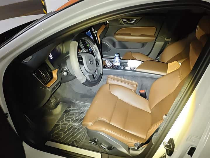 Фото 9 - Volvo S60