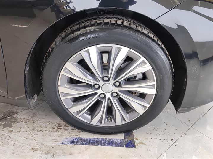 Фото 6 - Hongqi E-QM5