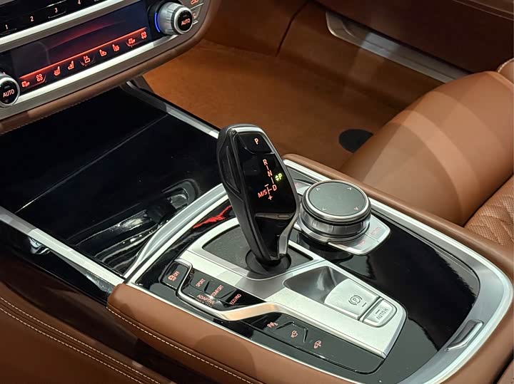 Фото 9 - BMW 7 Series