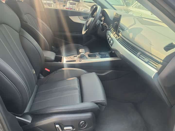 Фото 6 - Audi A4L