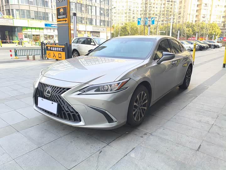 Фото 1 - Lexus ES