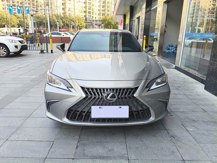 Фото 2 - Lexus ES