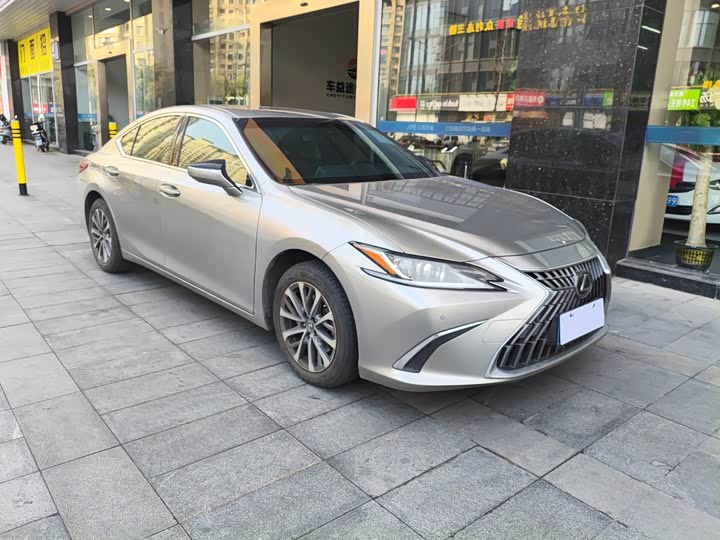 Фото 3 - Lexus ES