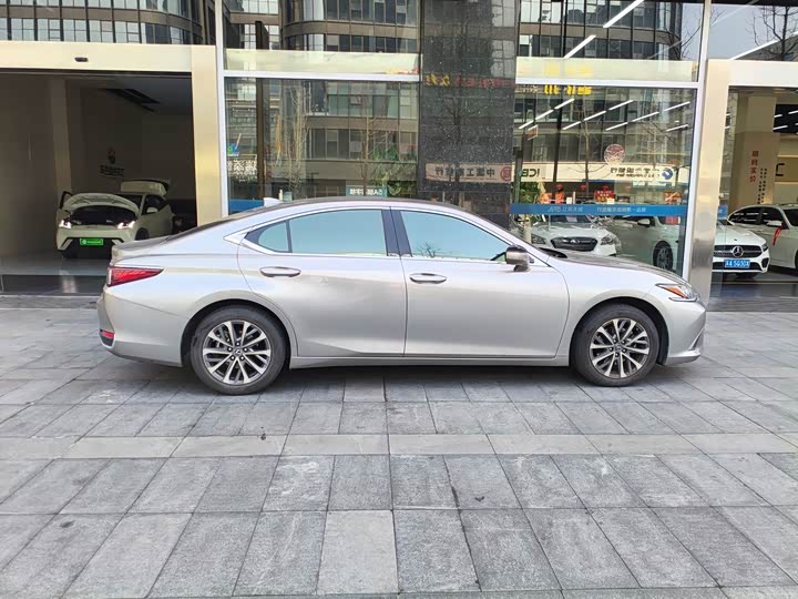 Фото 4 - Lexus ES