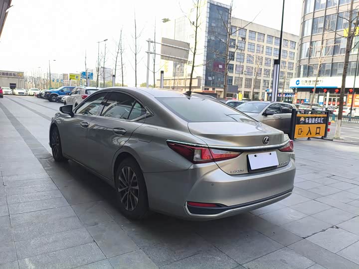 Фото 7 - Lexus ES