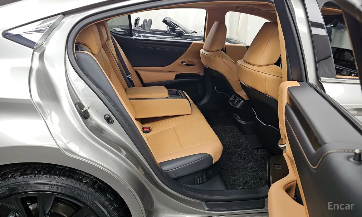 Фото 12 - Lexus ES