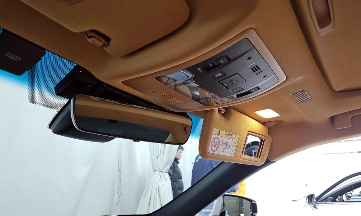 Фото 19 - Lexus ES