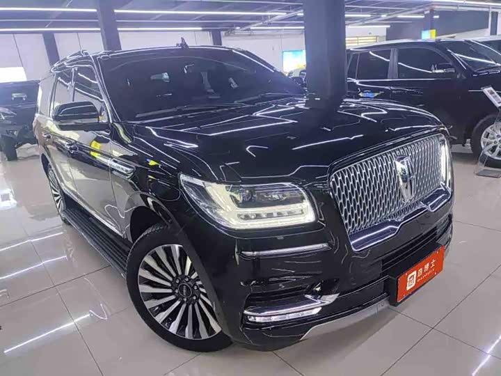 Фото 2 - Lincoln Navigator